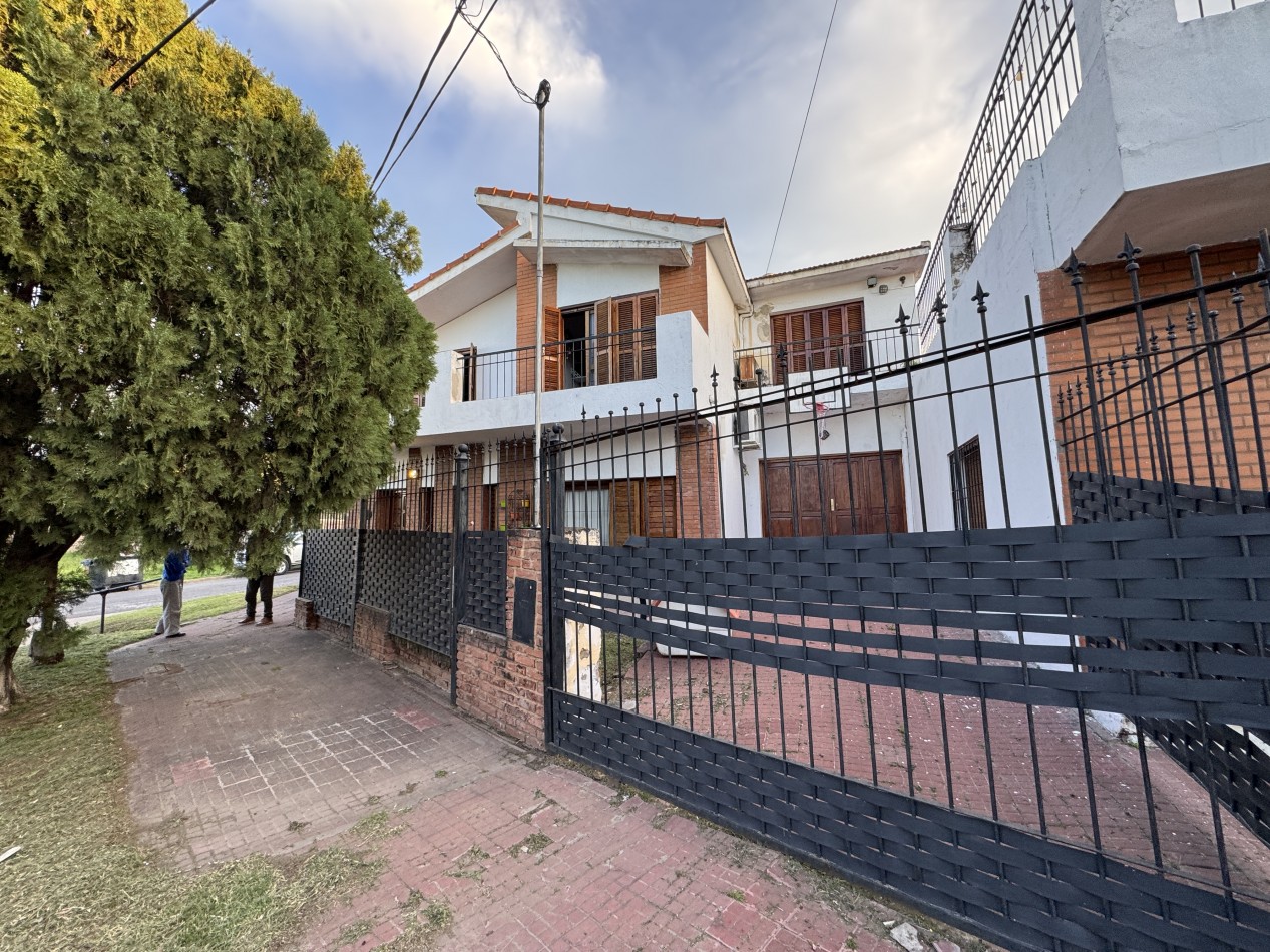 Casa en venta en Parana - Propiedad de dos plantas con ascensor, cochera y terraza