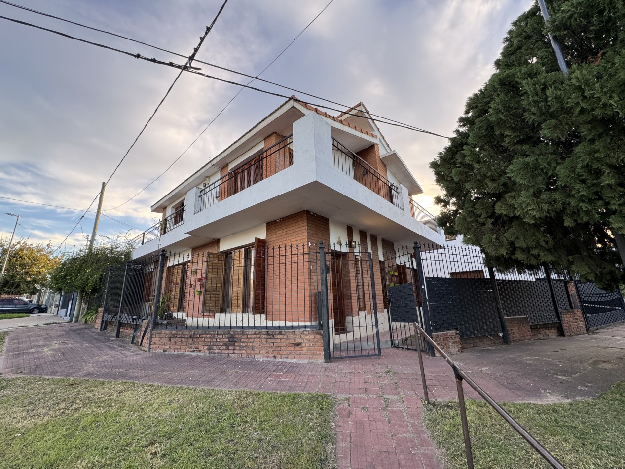 Casa en venta en Parana - Propiedad de dos plantas con ascensor, cochera y terraza