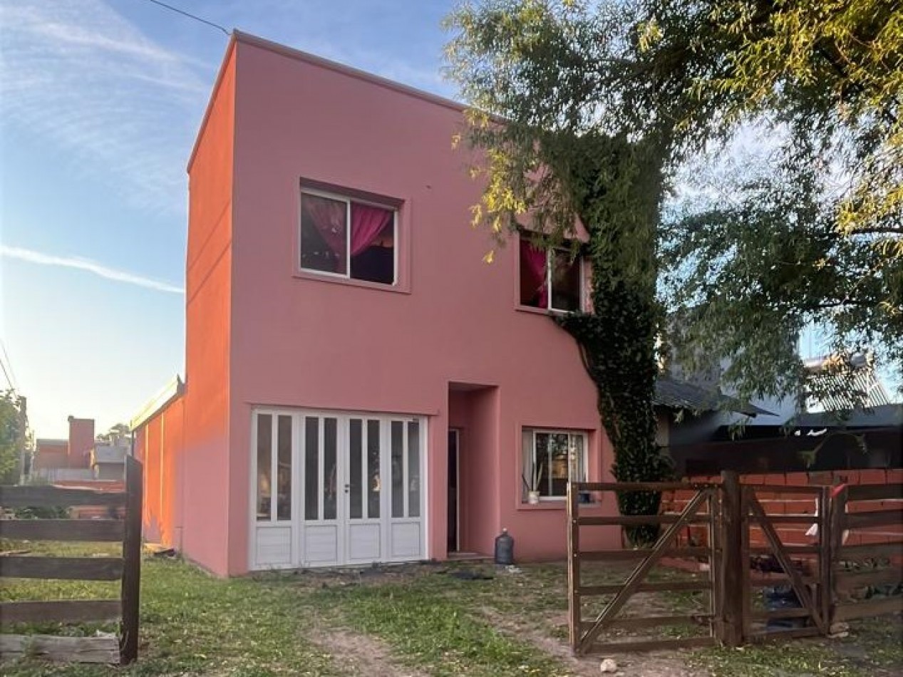 Casa en venta en Solvencia, San Benito - Dos plantas, cochera y patio