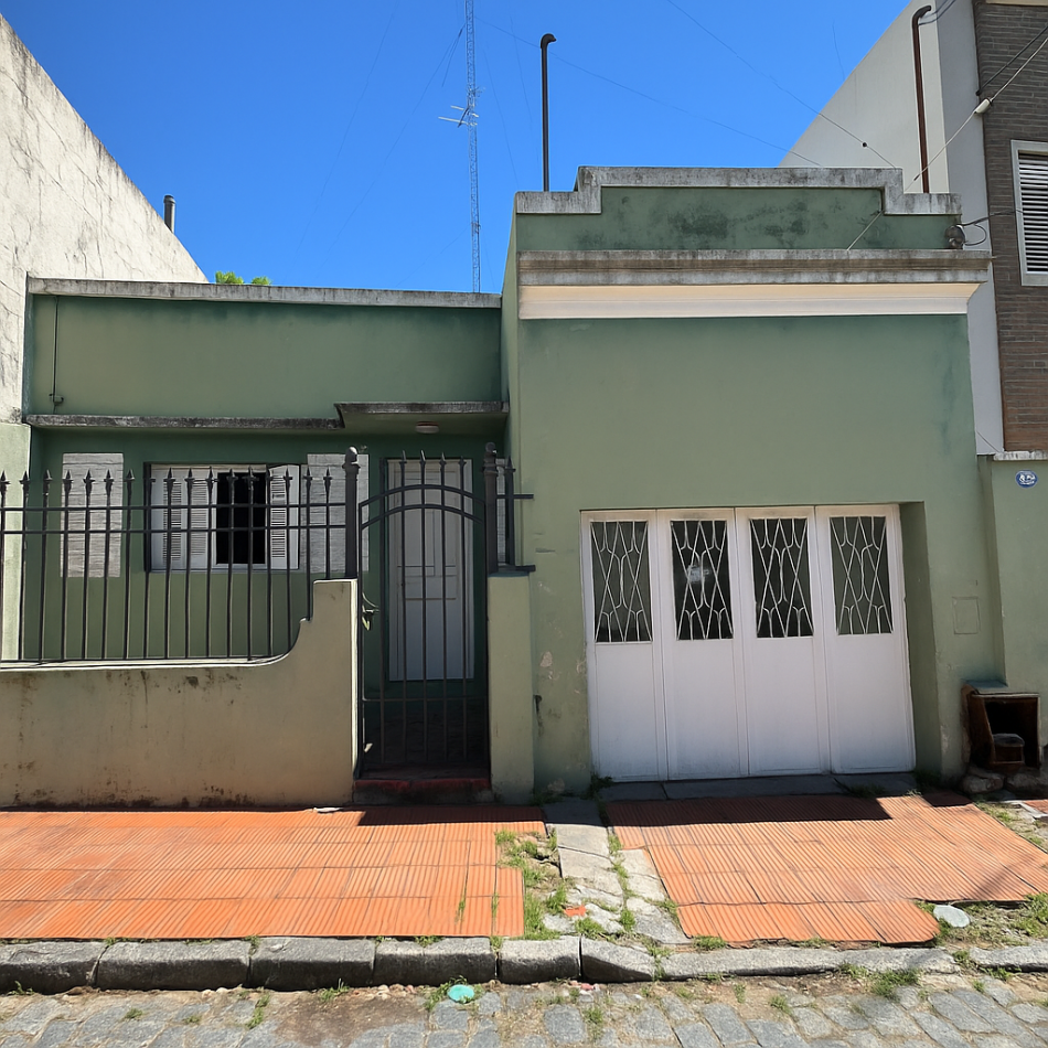 Casa en venta en Pasaje Baucis - Dos unidades con cochera y patios en Parana