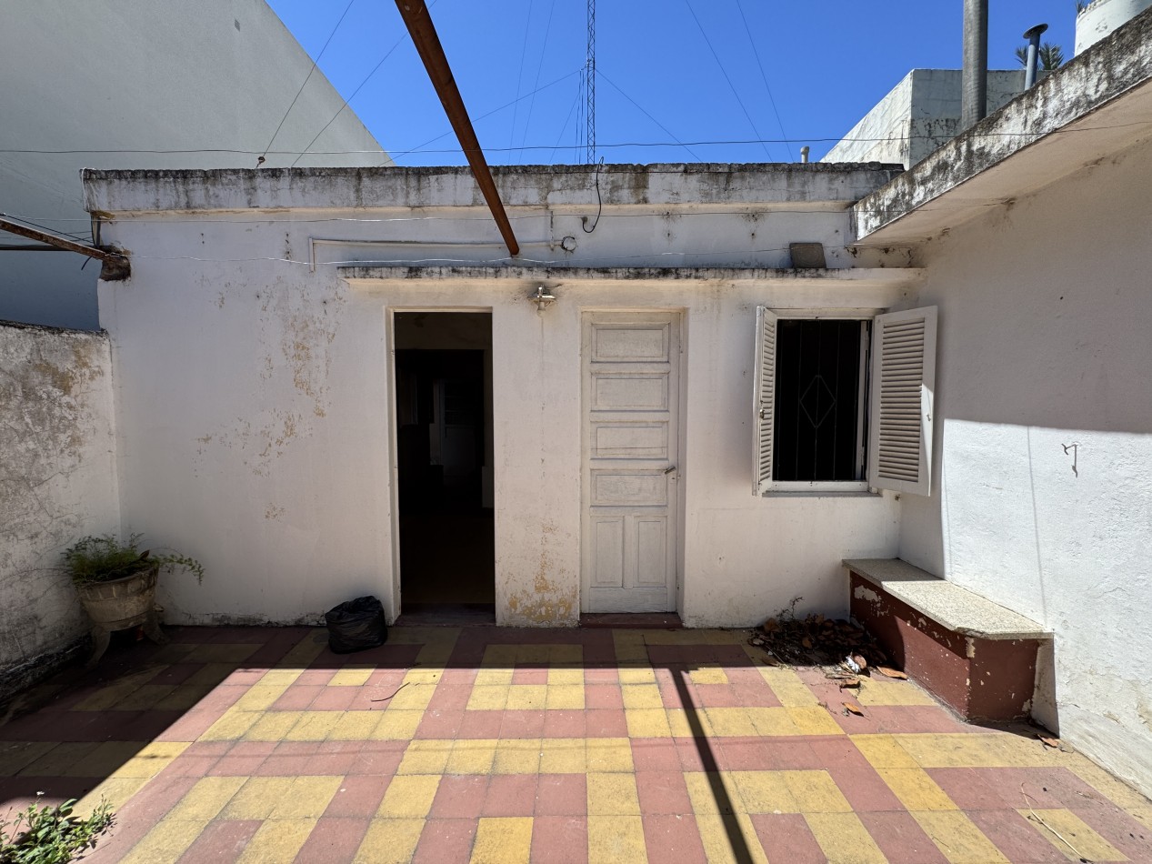 Casa en venta en Pasaje Baucis - Dos unidades con cochera y patios en Parana