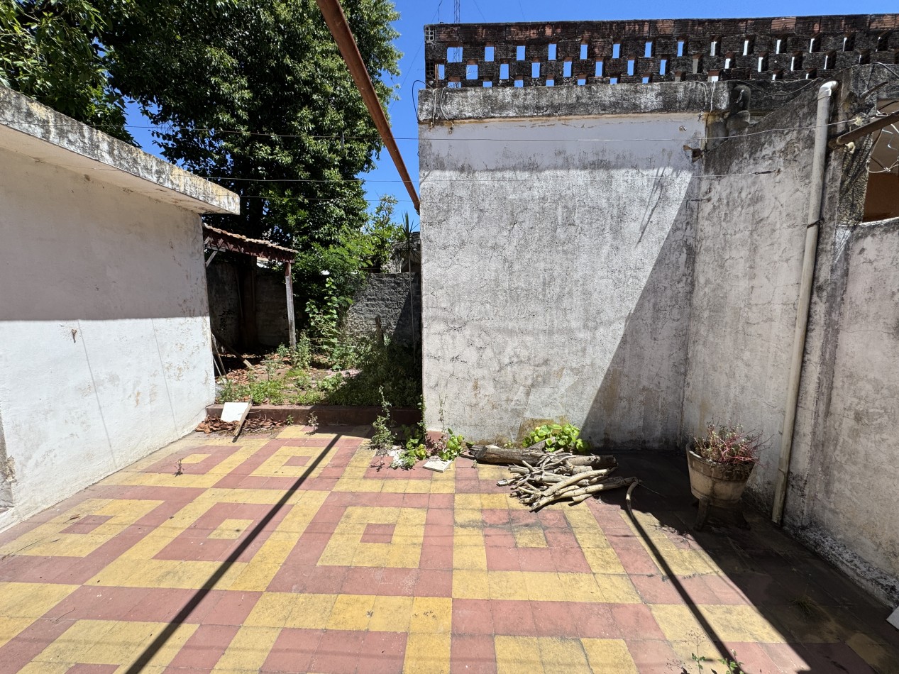 Casa en venta en Pasaje Baucis - Dos unidades con cochera y patios en Parana