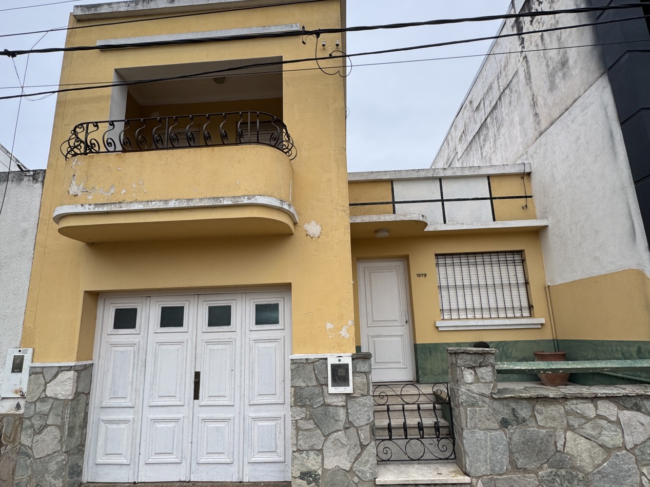 Casa en venta sobre Av. Ejercito, 2 dormitorios, cochera y ubicacion estrategica