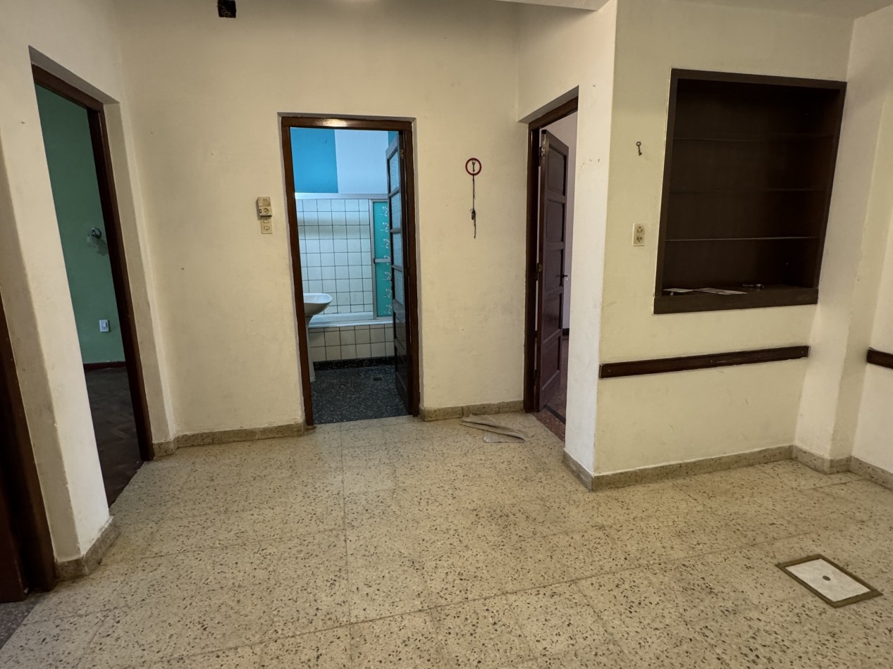 Casa en venta sobre Av. Ejercito, 2 dormitorios, cochera y ubicacion estrategica