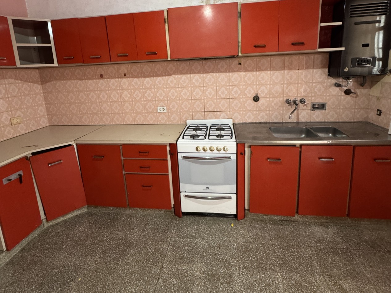 Casa en venta sobre Av. Ejercito, 2 dormitorios, cochera y ubicacion estrategica