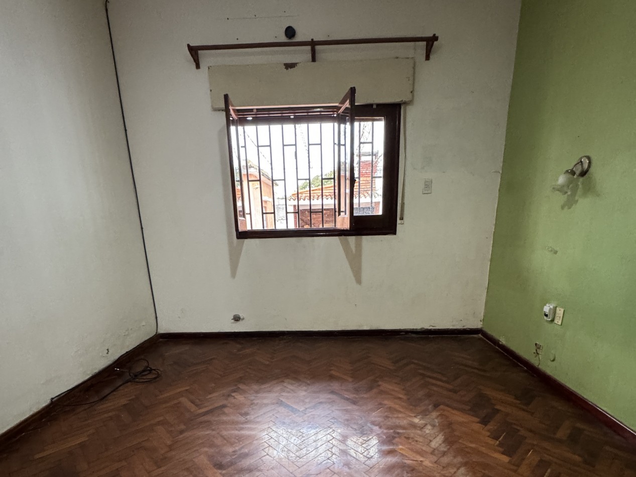 Casa en venta sobre Av. Ejercito, 2 dormitorios, cochera y ubicacion estrategica