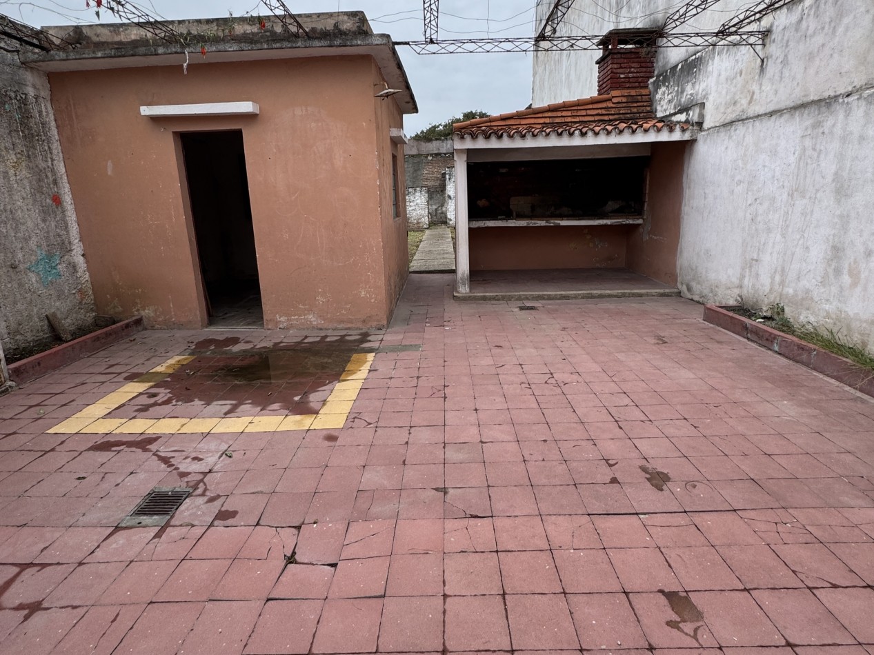 Casa en venta sobre Av. Ejercito, 2 dormitorios, cochera y ubicacion estrategica