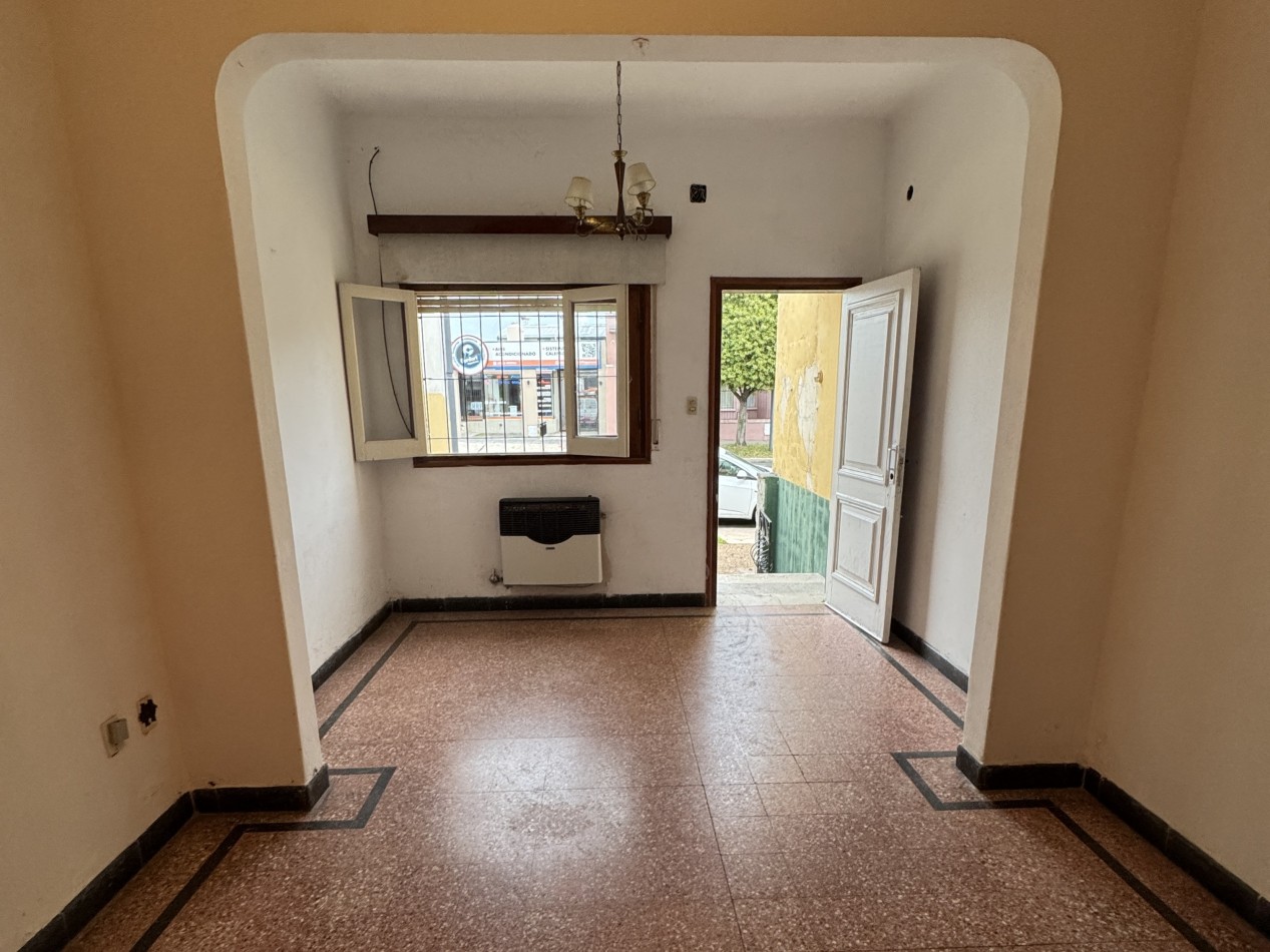 Casa en venta sobre Av. Ejercito, 2 dormitorios, cochera y ubicacion estrategica