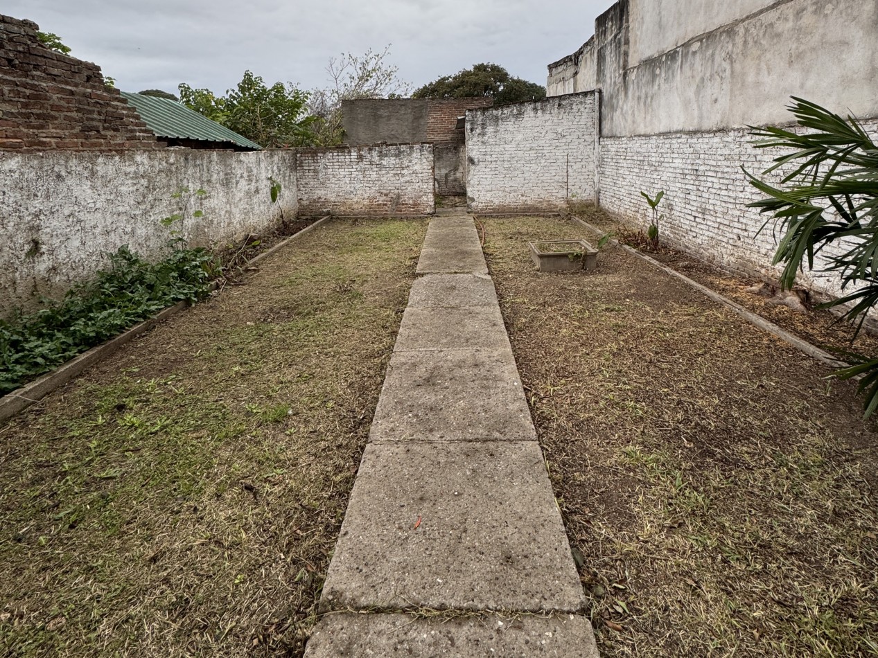 Casa en venta sobre Av. Ejercito, 2 dormitorios, cochera y ubicacion estrategica