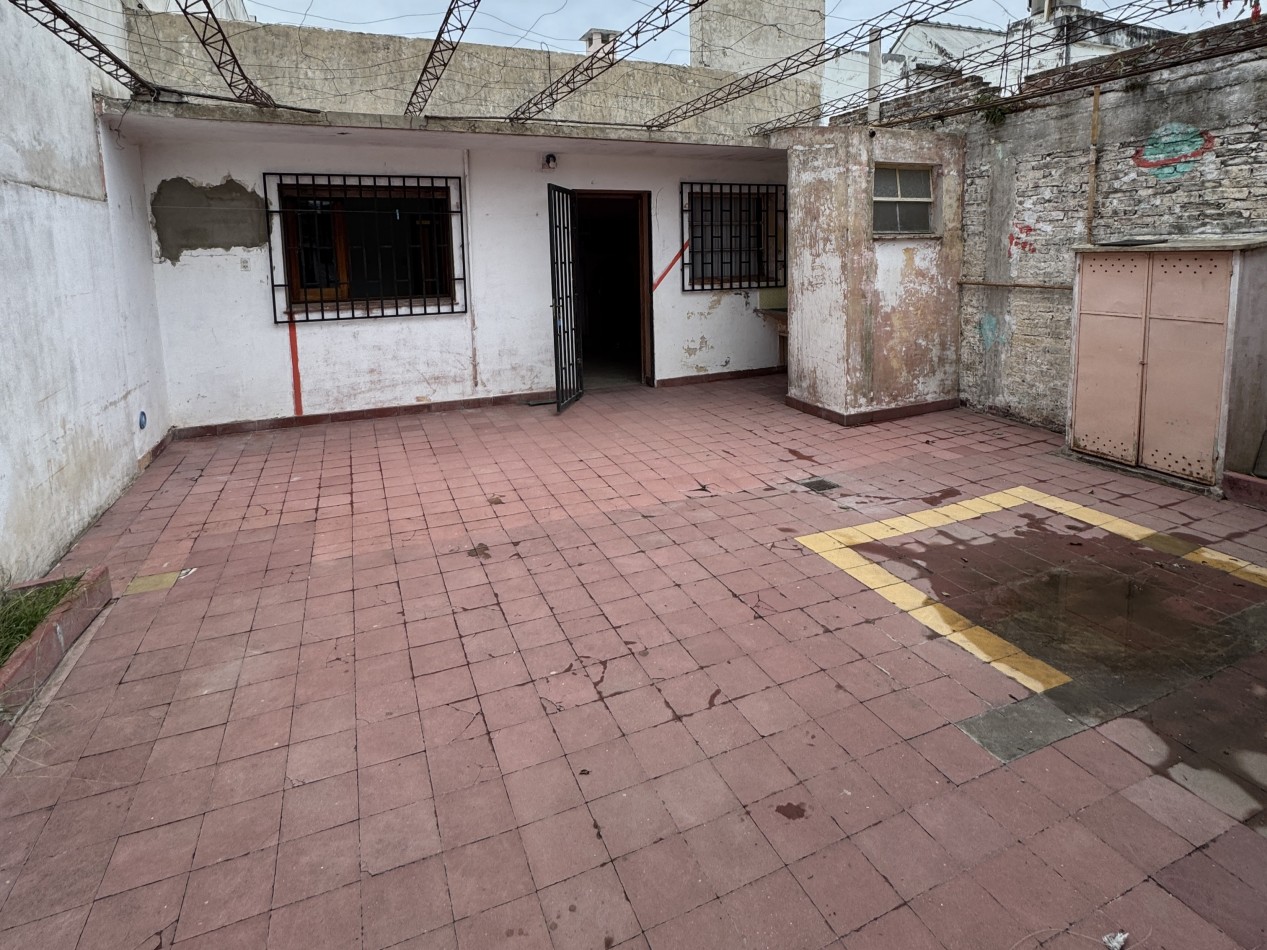 Casa en venta sobre Av. Ejercito, 2 dormitorios, cochera y ubicacion estrategica