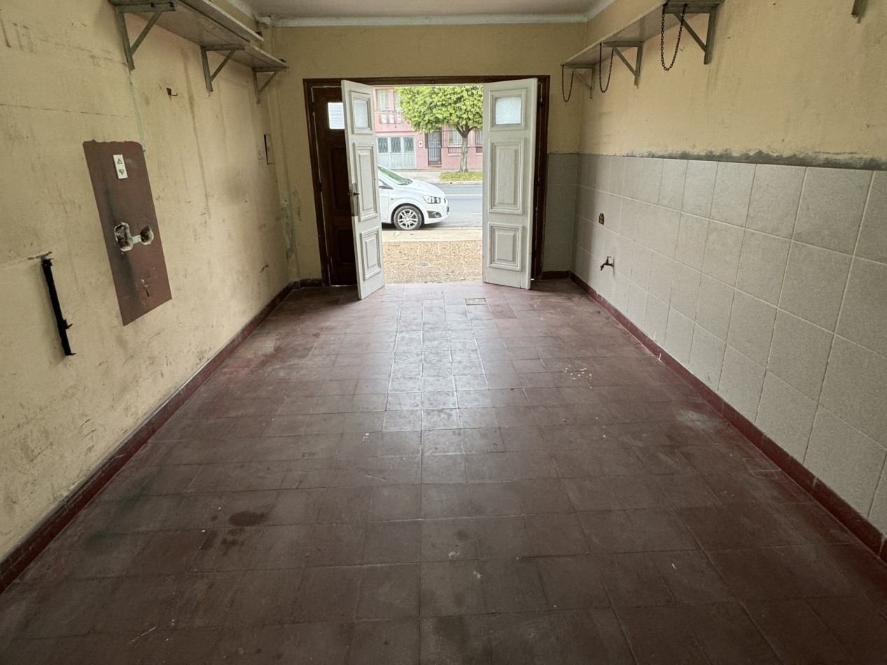 Casa en venta sobre Av. Ejercito, 2 dormitorios, cochera y ubicacion estrategica