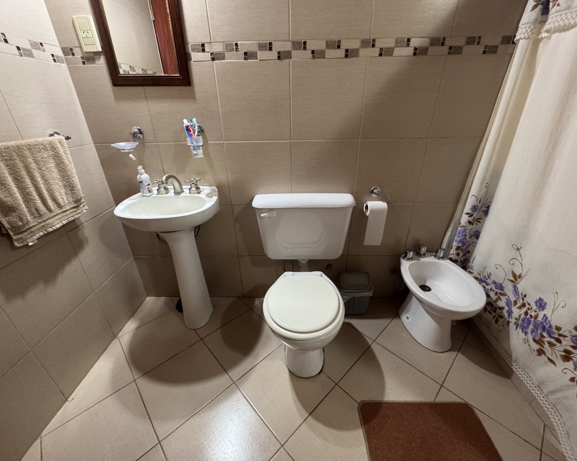 CASA EN VENTA EN AMPLIO TERRENO EN COLONIA AVELLANEDA