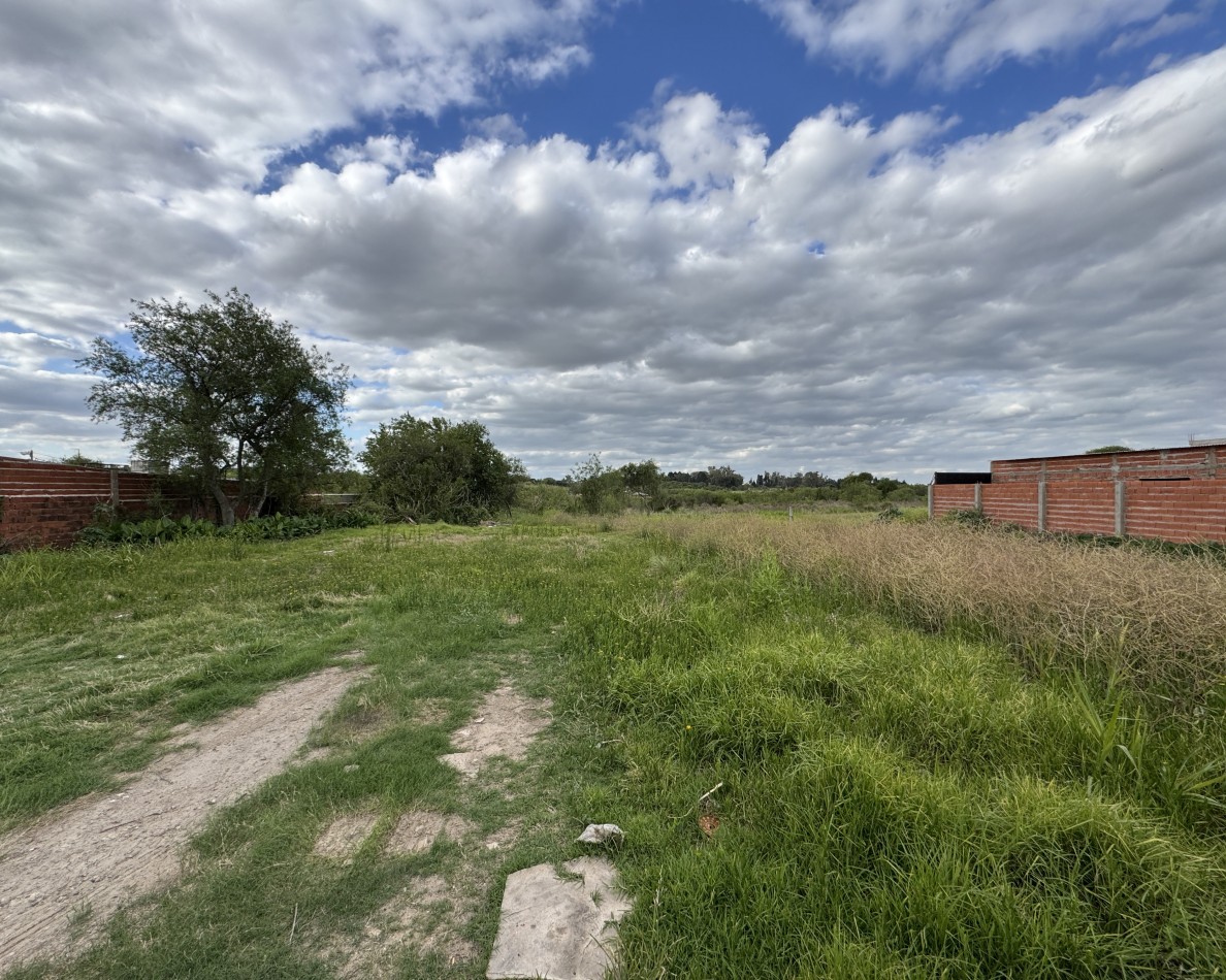 Se vende amplio terreno en Parana sobre calle Santiago Cavallo 