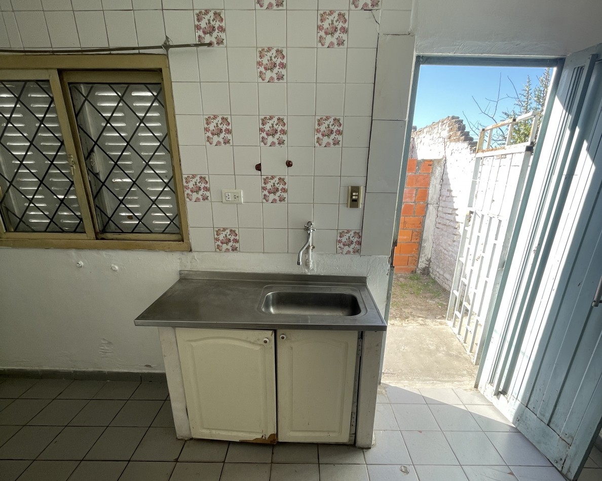 Casa interna en alquiler en calle Regis Martinez 1645 