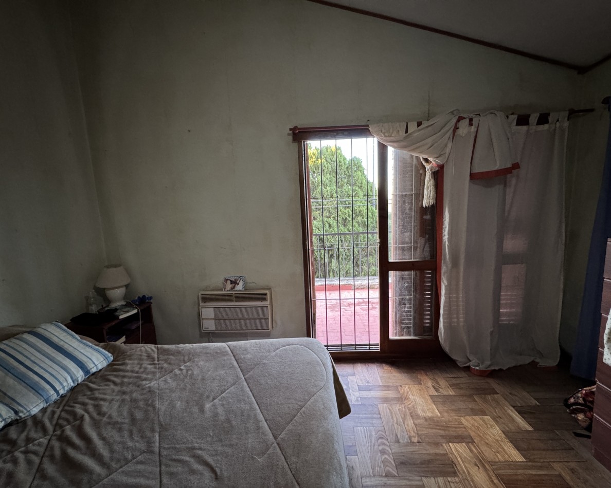 Casa de 3 dormitorios con cochera y terraza en alquiler en calle Fernando 