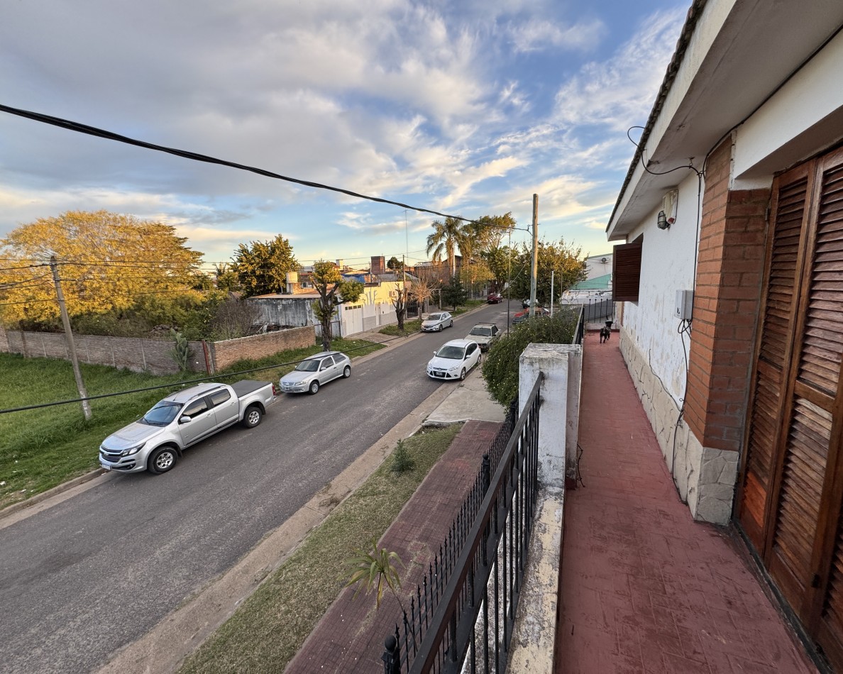 Casa de 3 dormitorios con cochera y terraza en alquiler en calle Fernando 