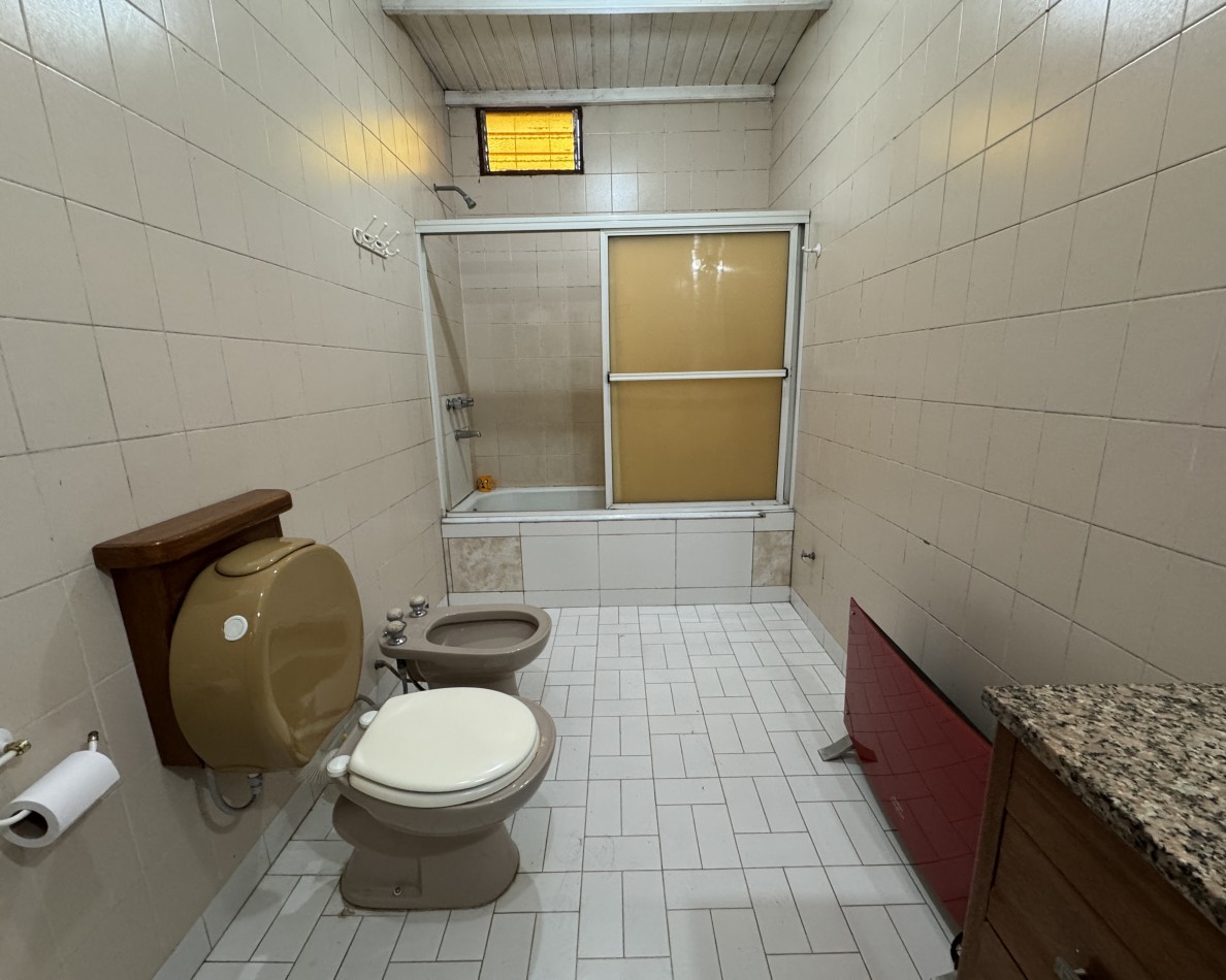 Casa de 3 dormitorios con cochera y terraza en alquiler en calle Fernando 