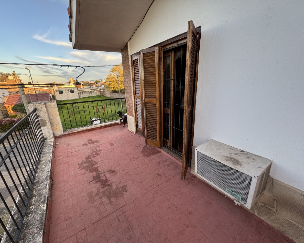 Casa de 3 dormitorios con cochera y terraza en alquiler en calle Fernando 