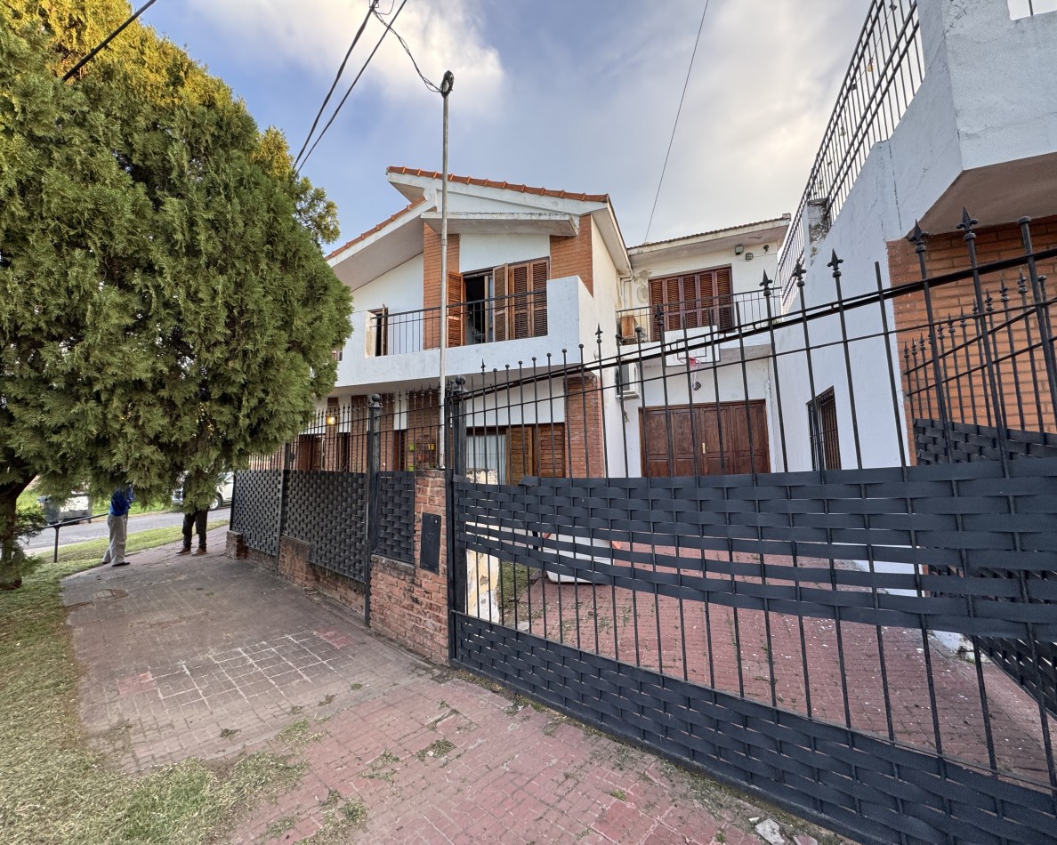 Casa de 3 dormitorios con cochera y terraza en alquiler en calle Fernando 