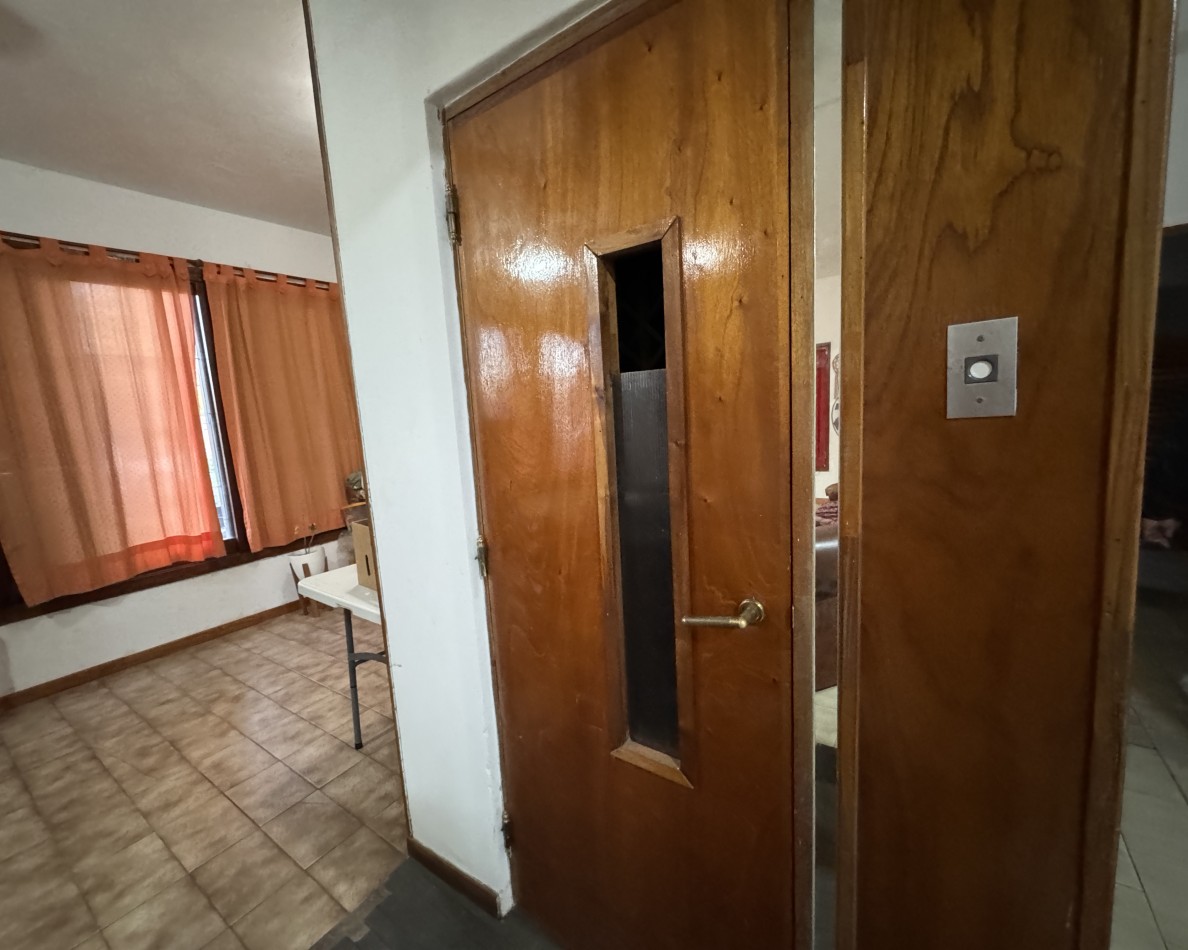 Casa de 3 dormitorios con cochera y terraza en alquiler en calle Fernando 