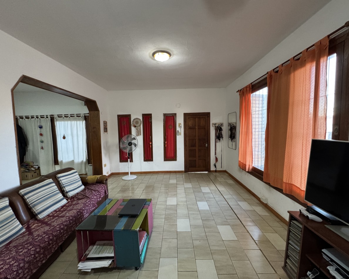 Casa de 3 dormitorios con cochera y terraza en alquiler en calle Fernando 