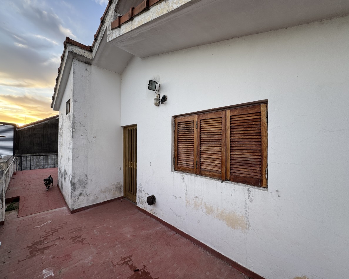 Casa de 3 dormitorios con cochera y terraza en alquiler en calle Fernando 