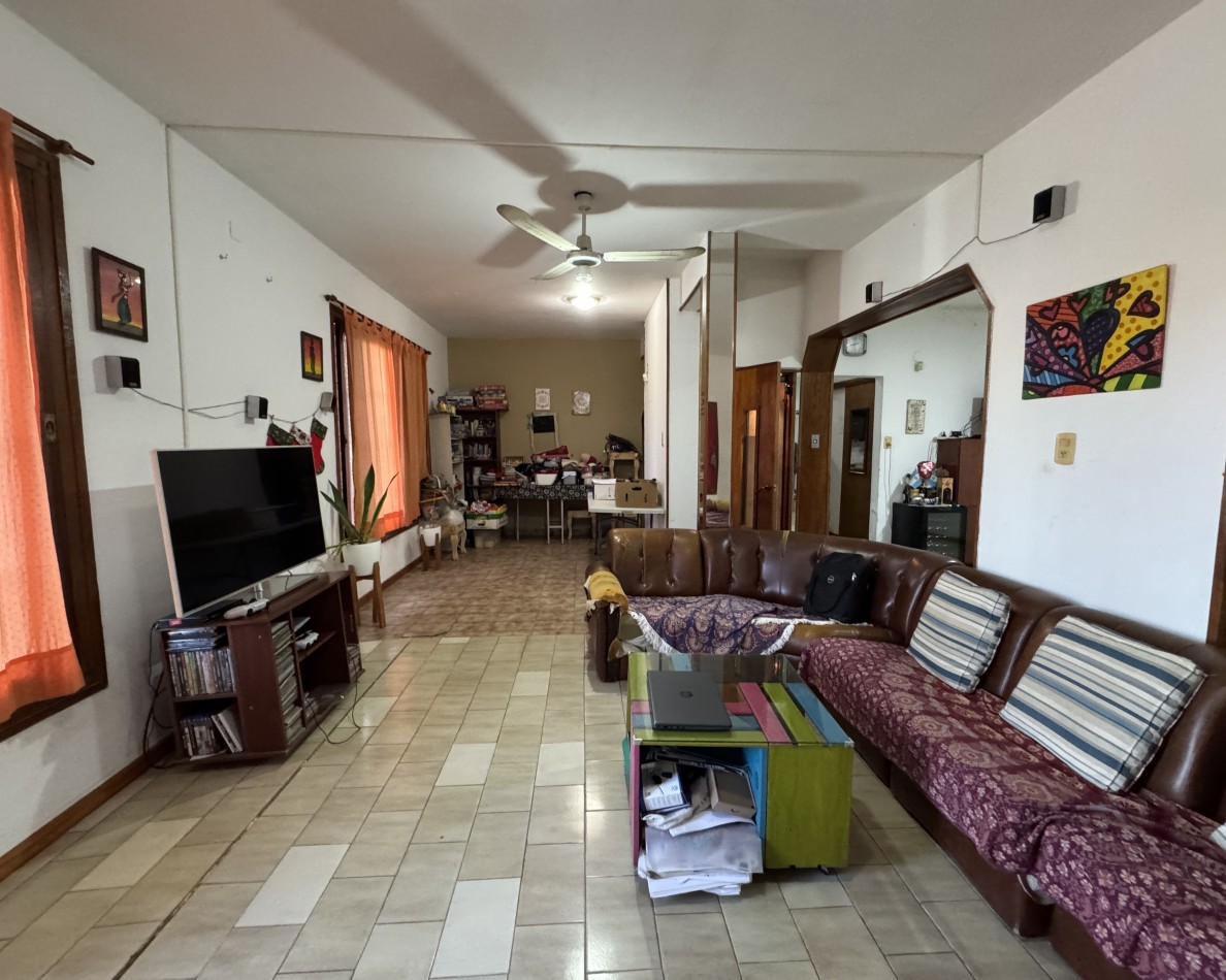 Casa de 3 dormitorios con cochera y terraza en alquiler en calle Fernando 