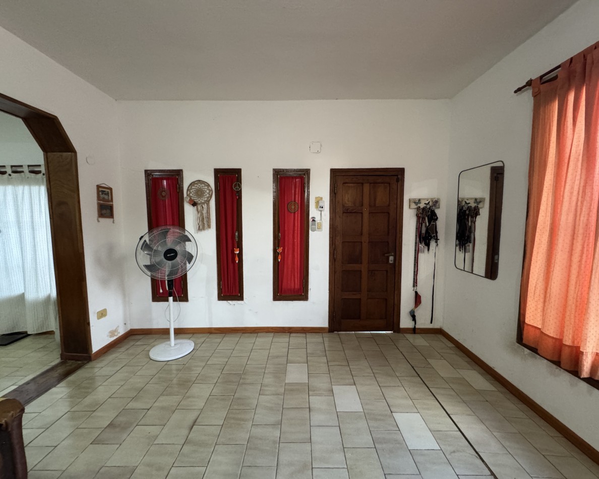 Casa de 3 dormitorios con cochera y terraza en alquiler en calle Fernando 