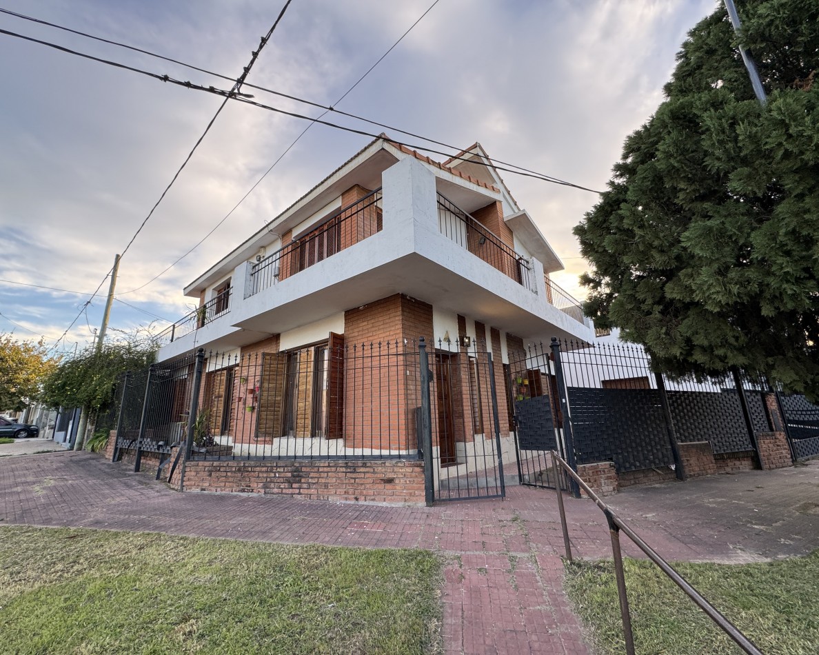 Casa de 3 dormitorios con cochera y terraza en alquiler en calle Fernando 