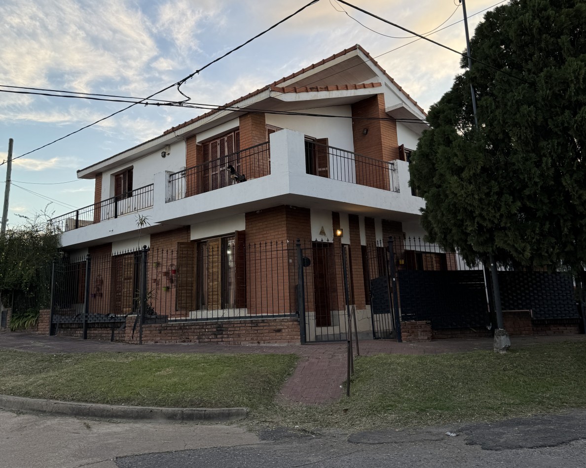 Casa de 3 dormitorios con cochera y terraza en alquiler en calle Fernando 