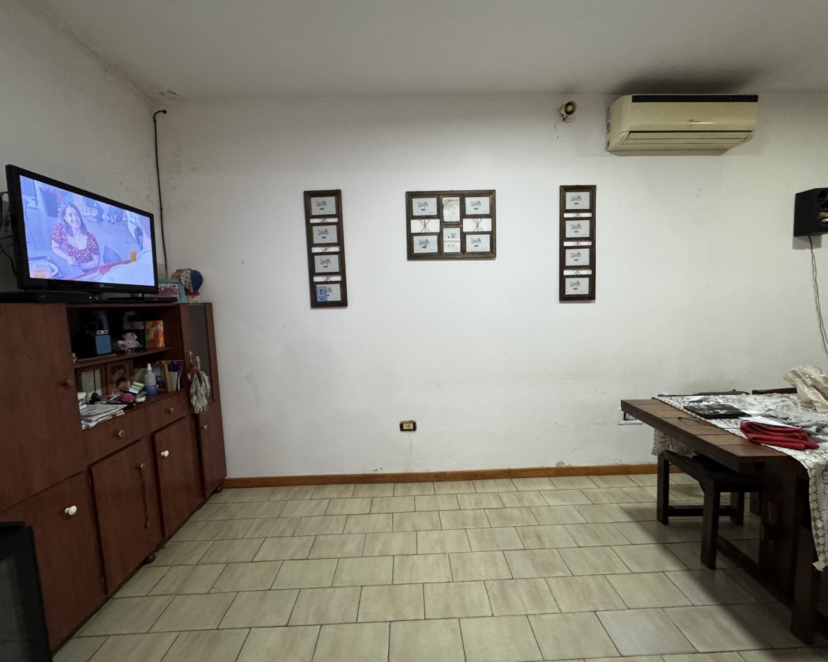 Casa de 3 dormitorios con cochera y terraza en alquiler en calle Fernando 