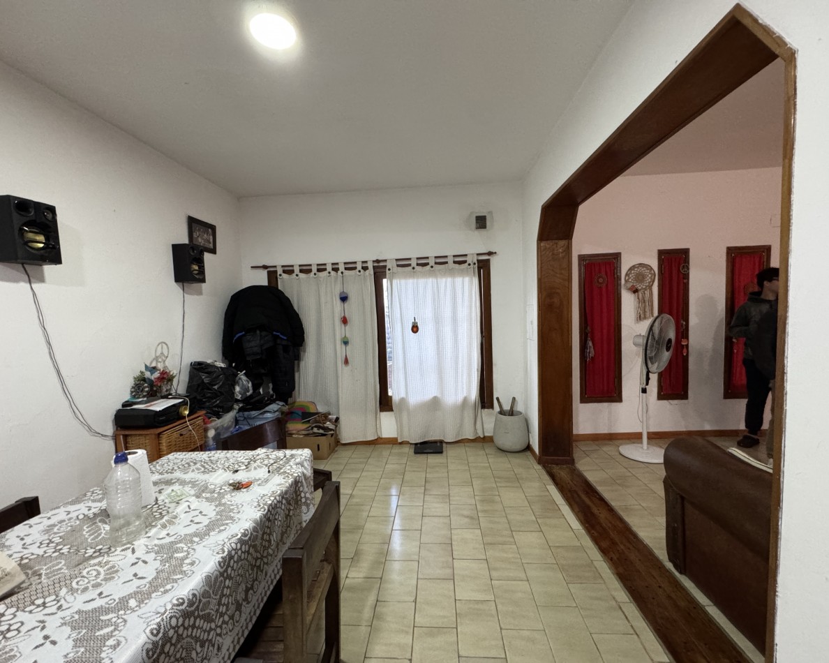 Casa de 3 dormitorios con cochera y terraza en alquiler en calle Fernando 