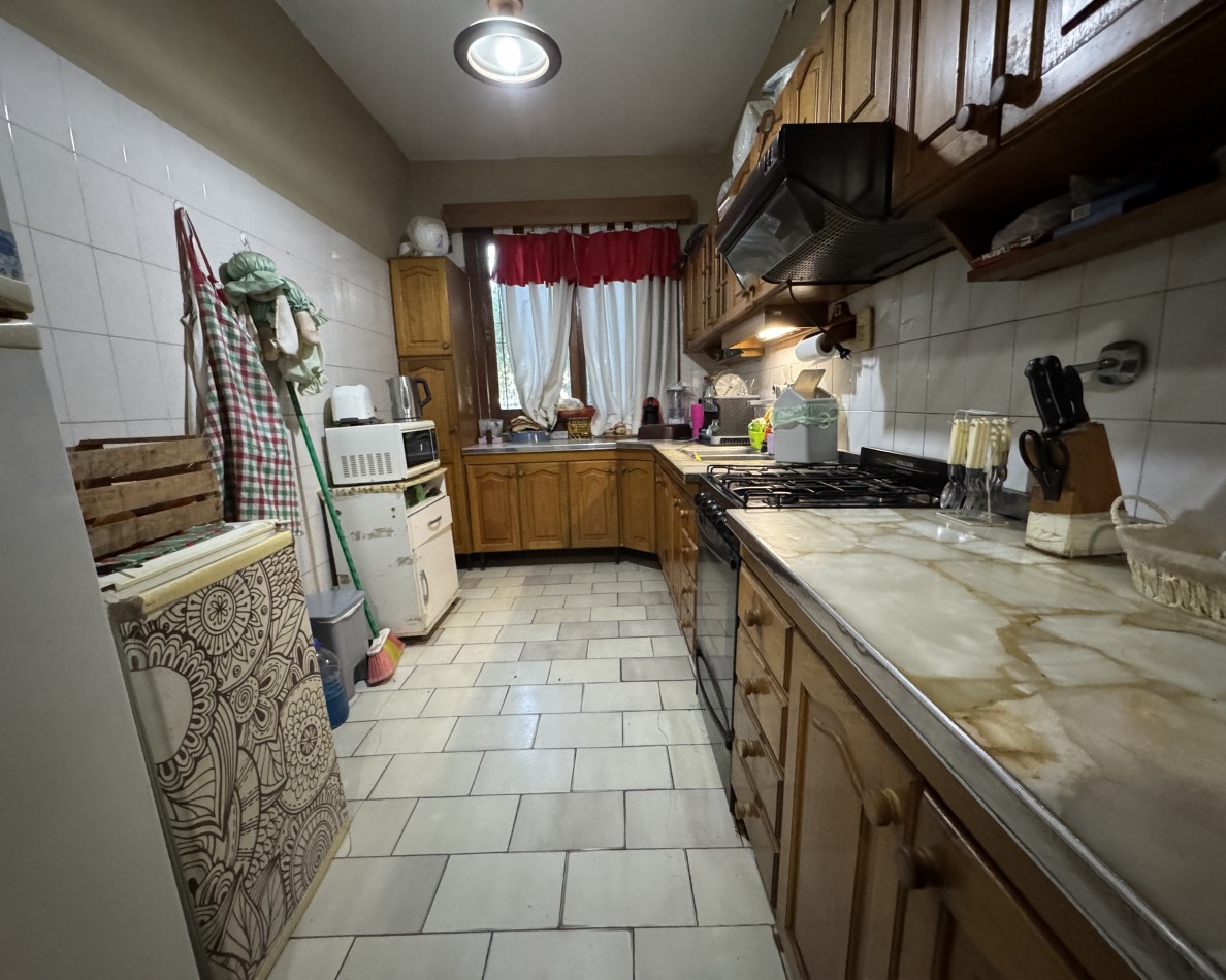 Casa de 3 dormitorios con cochera y terraza en alquiler en calle Fernando 