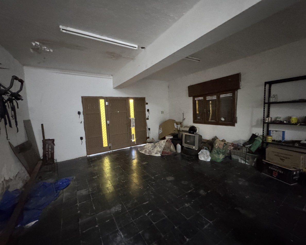 Casa de 3 dormitorios con cochera y terraza en alquiler en calle Fernando 