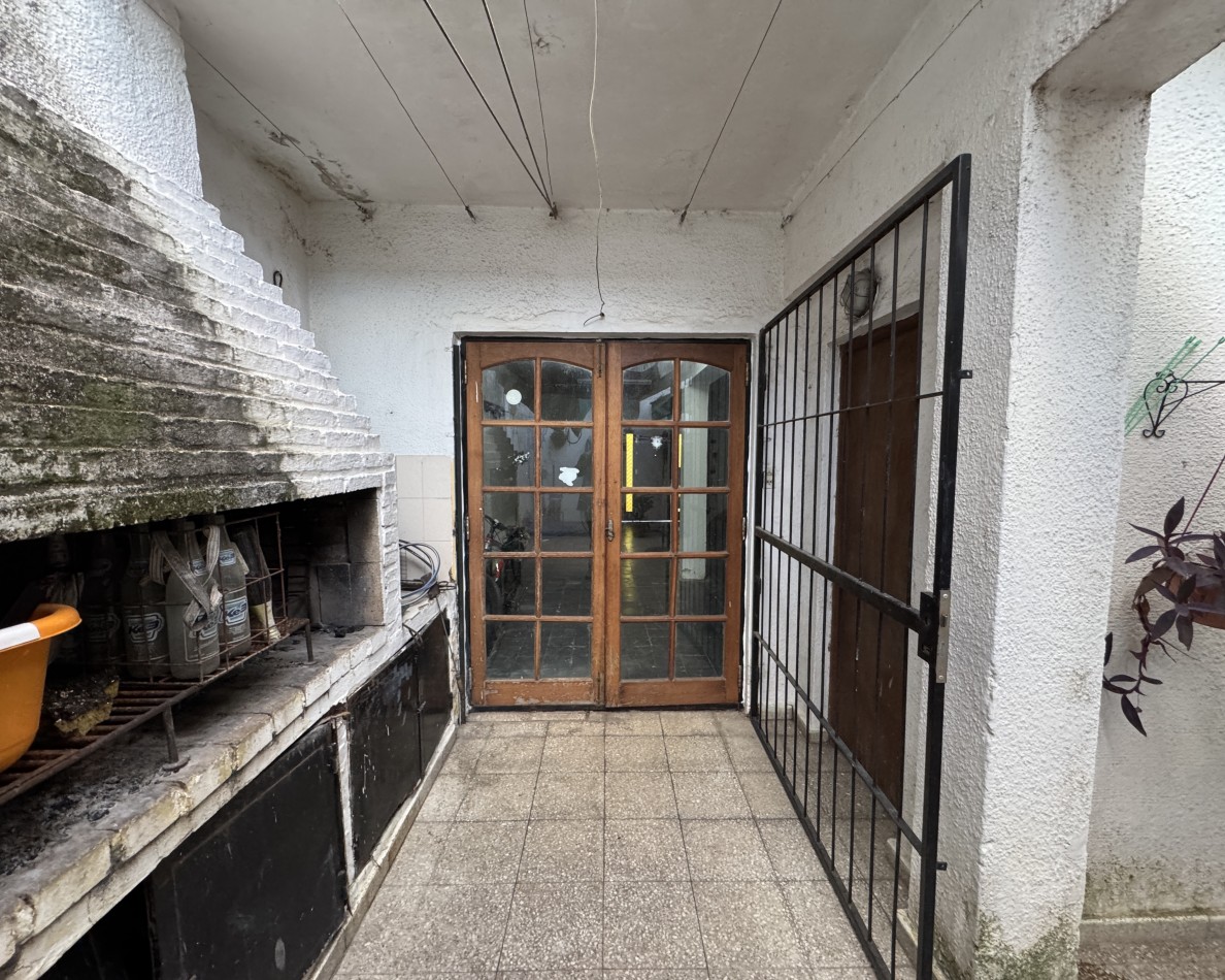 Casa de 3 dormitorios con cochera y terraza en alquiler en calle Fernando 