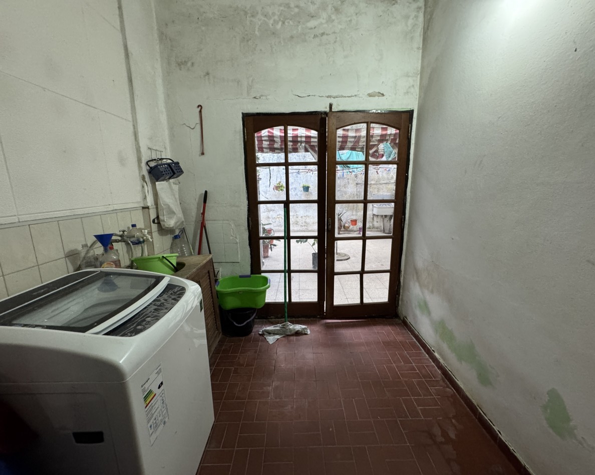 Casa de 3 dormitorios con cochera y terraza en alquiler en calle Fernando 