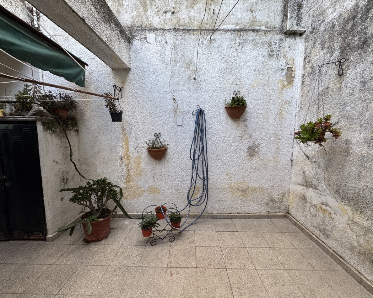 Casa de 3 dormitorios con cochera y terraza en alquiler en calle Fernando 