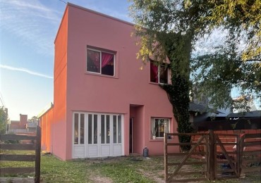 Casa en venta en Solvencia, San Benito - Dos plantas, cochera y patio