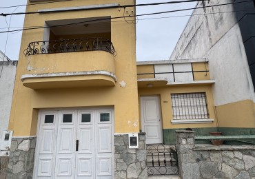 Casa en venta sobre Av. Ejercito, 2 dormitorios, cochera y ubicacion estrategica