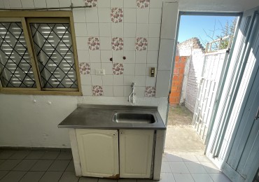 Casa interna en alquiler en calle Regis Martinez 1645 