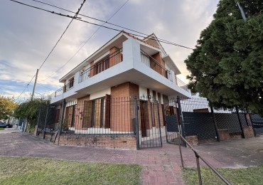 Casa de 3 dormitorios con cochera y terraza en alquiler en calle Fernando 